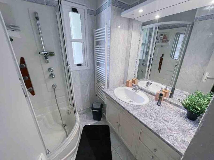 Appartement Spacieux Avec Parking Gratuit Sète Kültér fotó